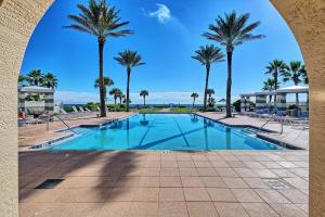 Coastal Breeze Luxurious Coastal Villa Steps to Cinnamon Beach Beautiful Pools! Perfect for Families في Hawthorne: حمام سباحة مع أشجار النخيل في منتجع