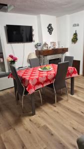 ein Esszimmer mit einem roten Tisch und Stühlen in der Unterkunft Petit Maison - Valtournenche in Valtournenche