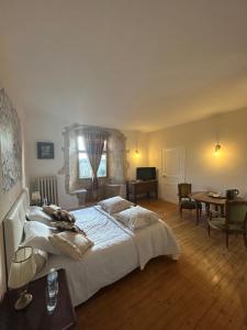 Ένα ή περισσότερα κρεβάτια σε δωμάτιο στο Le Vieux Chateau