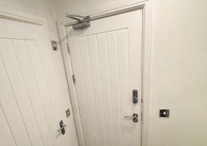 una puerta blanca en una habitación contigua a otra puerta en Beacon Apart-hotel, en Liverpool