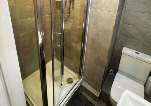 Una ducha con puerta de cristal al lado de un inodoro. en Beacon Apart-hotel, en Liverpool