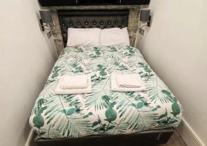 Una cama en una habitación pequeña con toallas encima. en Beacon Apart-hotel, en Liverpool