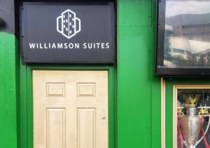 Una pared verde con una puerta y un trofeo. en Beacon Apart-hotel, en Liverpool 97 fotos más