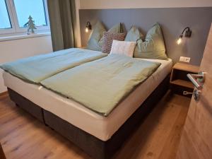 Un pat sau paturi într-o cameră la Dorfvilla Niedernsill