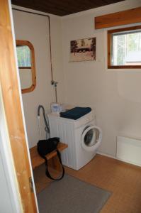 アカスロンポロにあるKruununmaja (Kruunumaja)の小さな部屋に洗濯機と乾燥機があります。