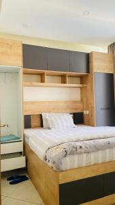 En eller flere senge i et værelse på AGASARO LUXE Apartment