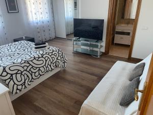 TV a/nebo společenská místnost v ubytování Maravillosa villa con piscina y barbacoa