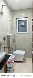 Koupelna v ubytování Newly Renovated Hotel Neelam Palace Just 5 Minutes from Railway Station & Connaught place