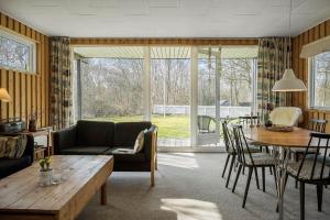 een woonkamer met een bank en een tafel bij LF407-Hurup-Thy-Nattergalevej-7 in Sønder Ydby