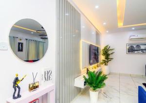 Μια τηλεόραση ή/και κέντρο ψυχαγωγίας στο Plush Homes