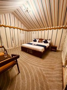 Postel nebo postele na pokoji v ubytování Venture Desert Camp Jaisalmer