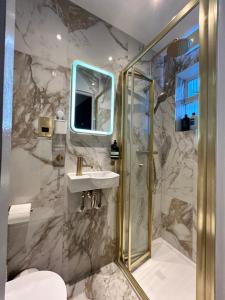 Ένα μπάνιο στο King Room in Windsor with Private Bathroom +19 φωτογραφίες