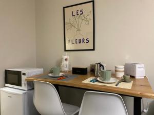 a desk with two chairs and a microwave at Casa di Gea in Biella