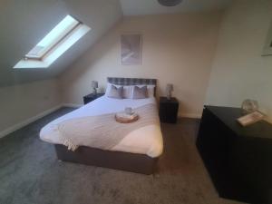 Postel nebo postele na pokoji v ubytování North Shields Exec Apartments + 3 fotografie