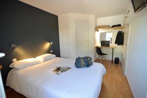 Postel nebo postele na pokoji v ubytování Fasthôtel Limoges Nord - FH Confort