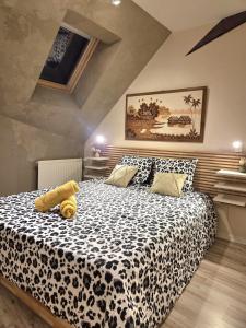 een slaapkamer met een bed met een teddybeer erop bij Le Cosy Center in Thonon-les-Bains