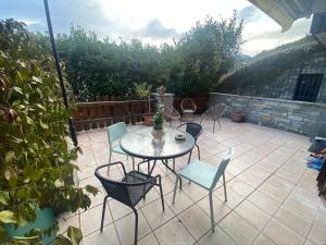 een patio met een tafel en stoelen bij Appartamento Catalina in Saint-Pierre