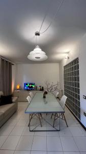 een woonkamer met een tafel en een bank bij Appartamento Catalina in Saint-Pierre +9 foto's