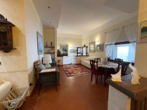 Casa ER&L في بورتو سانتو ستيفانو: غرفة معيشة مع أريكة وطاولة