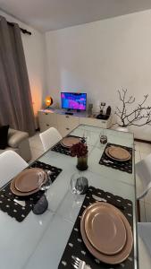 un tavolo da pranzo con due piatti sopra di Appartamento Catalina a Saint-Pierre