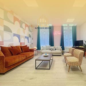 una sala de estar con un sofá y una mesa en Chez Monique - Appartement à Dunkerque, Hypercentre, en Dunkerque