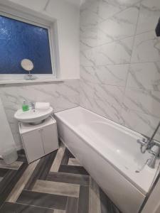 Et badeværelse på Marsden Modern 3 Bed