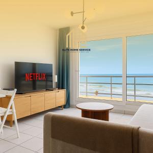 Studio Joséphine Evasion Vue Mer في براي دون: غرفة معيشة مع تلفزيون وإطلالة على المحيط