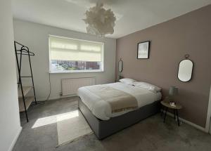 En eller flere senge i et værelse på Marsden Modern 3 Bed + 2 billeder