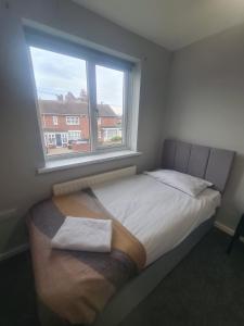 En eller flere senge i et værelse på Stylish 3 bed