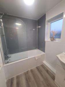 Et badeværelse på Cosy 3 bed