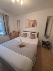 En eller flere senge i et værelse på Cosy 3 bed