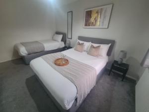 En eller flere senge i et værelse på Cosy 3 bed + 8 billeder