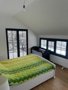 Кровать или кровати в номере Vikendica Dedovina Negrišori +11 фотографий