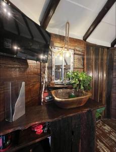 OctoCabana na montanha - rustica e luxuosa II في أوروبيسي: حمام بجدار خشبي مع حوض