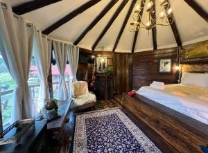 OctoCabana na montanha - rustica e luxuosa II في أوروبيسي: غرفة نوم بها سرير وكرسي ونافذة