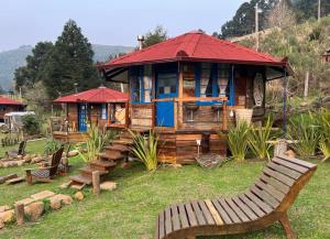 OctoCabana na montanha - rustica e luxuosa II في أوروبيسي: كابينة خشبية ذات سقف أحمر ومقعد