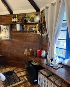 OctoCabana na montanha - rustica e luxuosa II في أوروبيسي: غرفة بجدار خشبي مع طاولة ونافذة