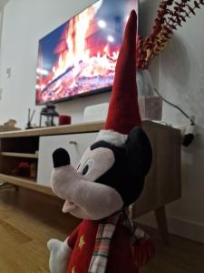 Un animal de peluche está sentado frente a un televisor. en Apartman Miki, en Vlašić