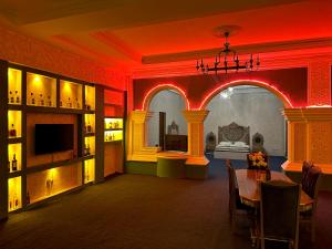 TV a/nebo společenská místnost v ubytování Olive Seaside Hotel