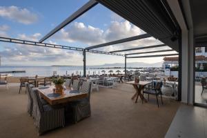 Restaurace v ubytování Oasis Beach Hotel