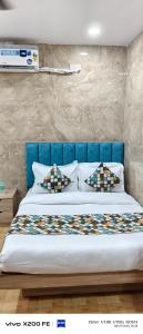 Postel nebo postele na pokoji v ubytování Newly Renovated Hotel Neelam Palace Just 5 Minutes from Railway Station & Connaught place