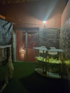 een tafel en stoelen in een kamer met een raam bij Flor de Loto Tantra Xtreme in Aguatona