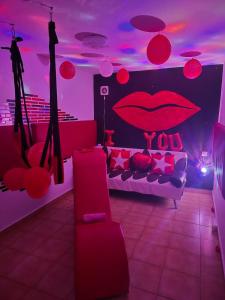 een kamer met lippen slaapkamer met paarse verlichting bij Flor de Loto Tantra Xtreme in Aguatona