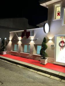 La Romantique Rooms and Apartments TROPEA في بارغيليا: منزل به زينة عيد الميلاد على جانب الشارع