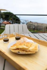 Un plato de comida en una mesa con dos vasos. en La casa tra gli ulivi, en Génova