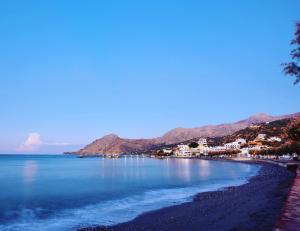 - une vue sur une plage avec des montagnes en arrière-plan dans l'établissement Lamon, à Plakias