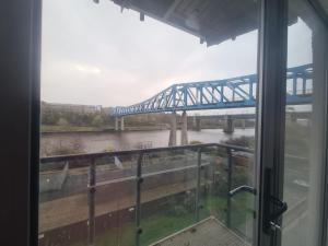 Blick auf eine Brücke aus einem Fenster in der Unterkunft Quayside Apartment in Newcastle upon Tyne