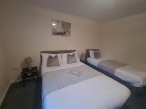 ein Hotelzimmer mit 2 Betten in der Unterkunft Quayside Apartment in Newcastle upon Tyne