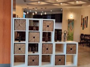 Un estante blanco con algunos artículos encima. en Kora Hotel Suites, en Addis Ababa