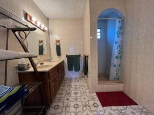 Phòng tắm tại St. Croix 4 BR Beach Villa | Explorer's Paradise +40 ảnh